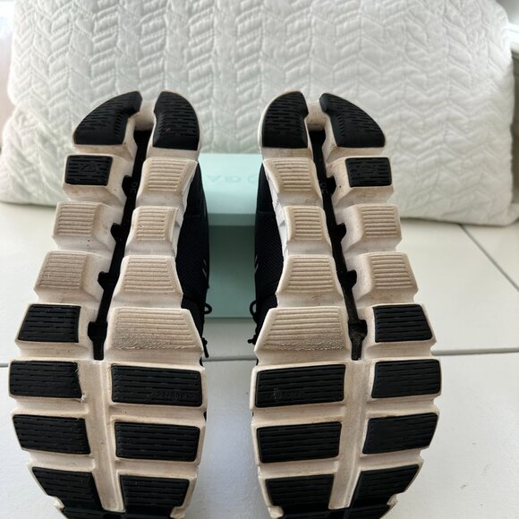 Popular On Cloud Sneakers! Size 8 women's. - Picture 5 of 11